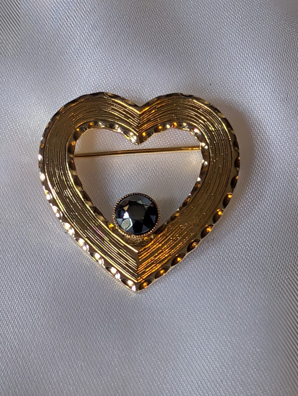 Vintage Gold Tone Textured Open Heart Brooch Pin Black Rhinestone Accent